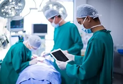 В Китае пациенту со смертью мозга впервые пересадили почки и печень свиньи