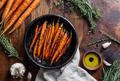 Отвариваю молодую морковку 5 минут и через полчаса достаю из духовки самую вкусную закуску на свете