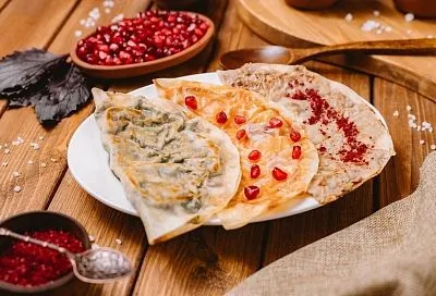 Никогда не устаю от такой рутины: пеку кутабы с курицей пачками почти каждый день. Домашние съедают все