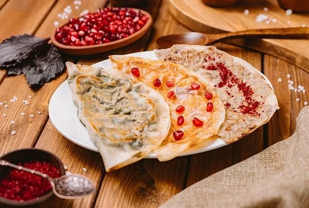 Никогда не устаю от такой рутины: пеку кутабы с курицей пачками почти каждый день. Домашние съедают все