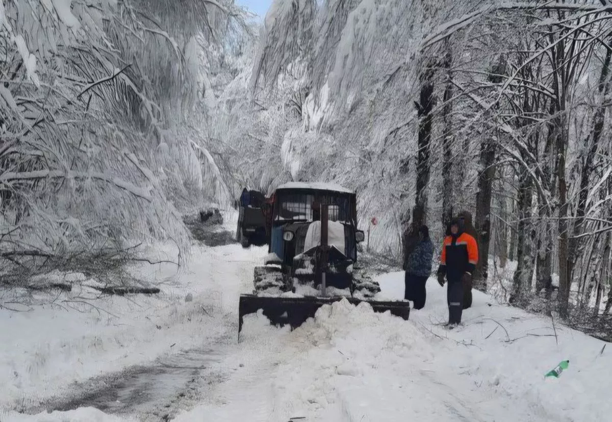 Дорогу в отдаленный хутор Терзиян Туапсинского округа расчистили от снега