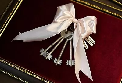 В 2025 году в Краснодаре расселили жителей из 40 аварийных домов и вручили ключи от 129 квартир детям-сиротам