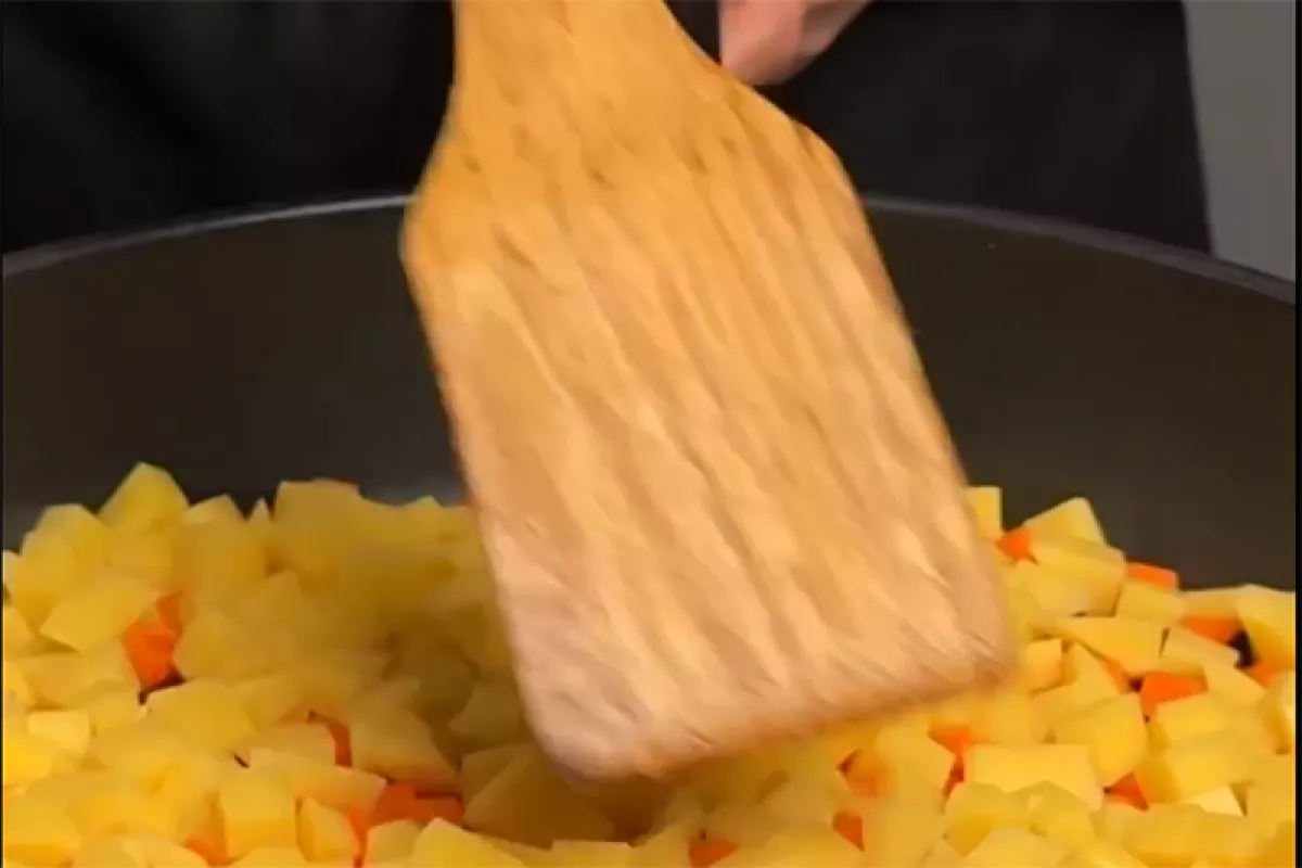 Овощи для салата больше не варю, а сразу на сковородку: винегрет готовлю таким способом – очень быстро и вкусно