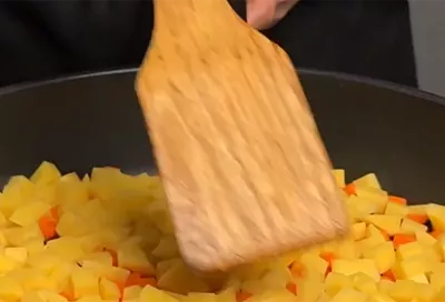 Овощи для салата больше не варю, а сразу на сковородку: винегрет готовлю таким способом – очень быстро и вкусно