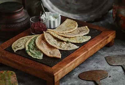 За десять минут пеку гору хлебных лепешек с шпинатом внутри - подойдут и на перекус, и с борщом тоже вкусно. Муж говорит, что они вкуснее чебуреков