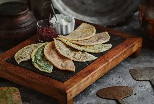 За десять минут пеку гору хлебных лепешек с шпинатом внутри - подойдут и на перекус, и с борщом тоже вкусно. Муж говорит, что они вкуснее чебуреков