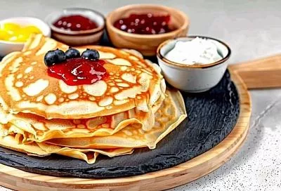 Наливаю стакан воды как только закипит: идеальные блинчики, тонкие, ажурные в мелкую дырочку, не липнут к сковороде. Сами выпрыгивают в тарелку