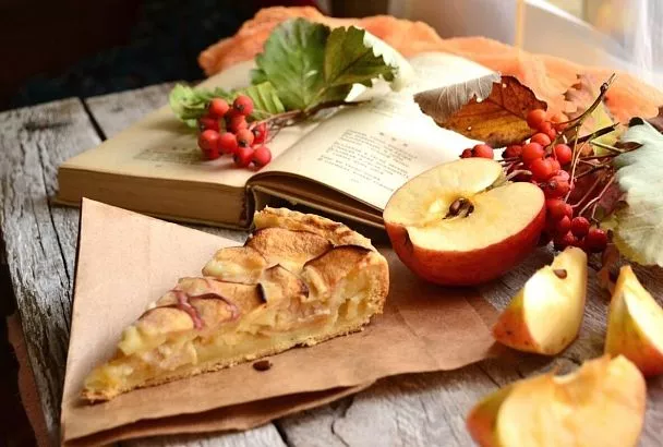 Выливаю тесто прямо на сковороду и прикрываю крышкой: 15 минут и вкусный пирог с яблочной начинкой уже на столе
