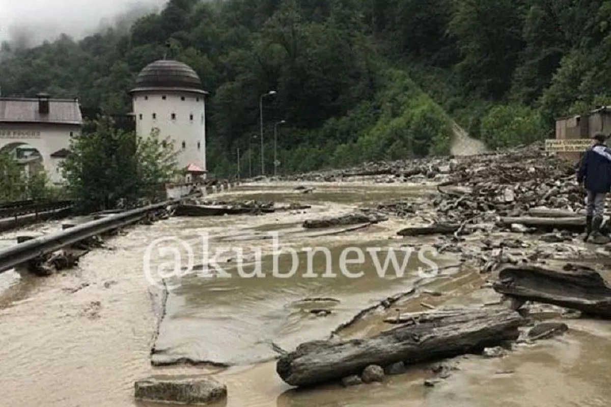 В Сочи из-за схода селя перекрыта автодорога