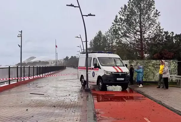 Доступ на набережную ограничили в Сириусе из-за мощного шторма