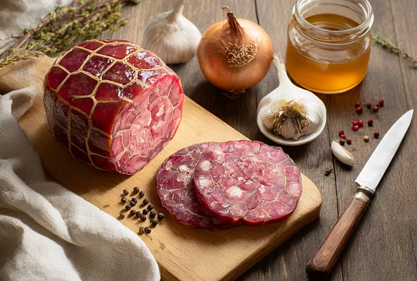 Сальтисон без желудка: «праздничный зельц» из свиной головы, который держит форму без желатина