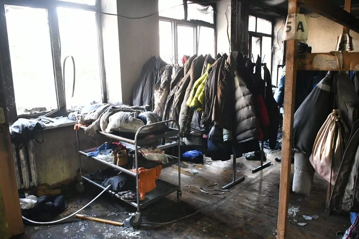 Из-за возгорания никто не пострадал, однако была повреждена верхняя одежда десятков учеников.