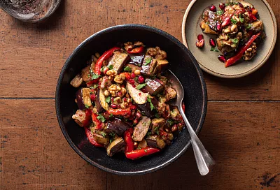 Этот салат с баклажанами без майонеза съедают первым