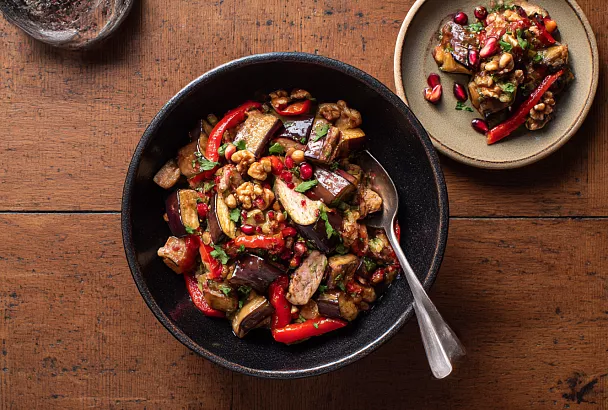 Этот салат с баклажанами без майонеза съедают первым