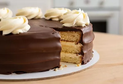 Торт «Прага» со сгущенкой по ГОСТу: влажный бисквит и мягкая глазурь с первого раза