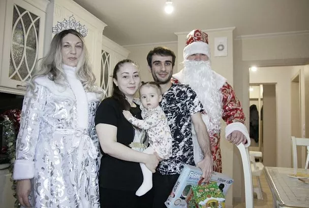 Ключи от счастья: как кропоткинские врачи новогоднее новоселье отметили