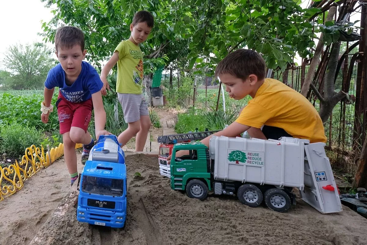 Похожи между собой братья и в том, что единственный непререкаемый авторитет для них – папа Руслан. Похожи между собой братья и в том, что единственный непререкаемый авторитет для них – папа Руслан.