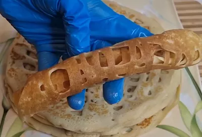 Жарятся быстрее обычных! Блины на молоке по этому рецепту получаются кружевные и тают во рту – просто налей тесто в бутылку