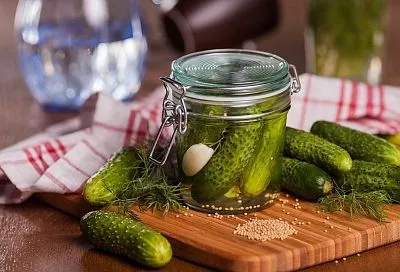 Хрустящие малосольные огурцы в банке за 12 часов — можно даже зимой