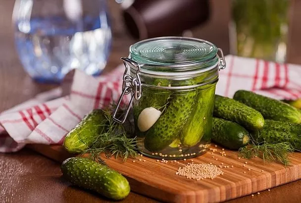 Хрустящие малосольные огурцы в банке за 12 часов — можно даже зимой