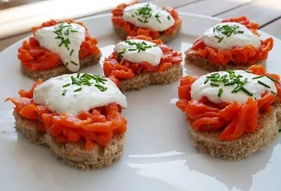 Брускетты на Новый год: рецепт быстрой закуски, которая сметается со стола первой