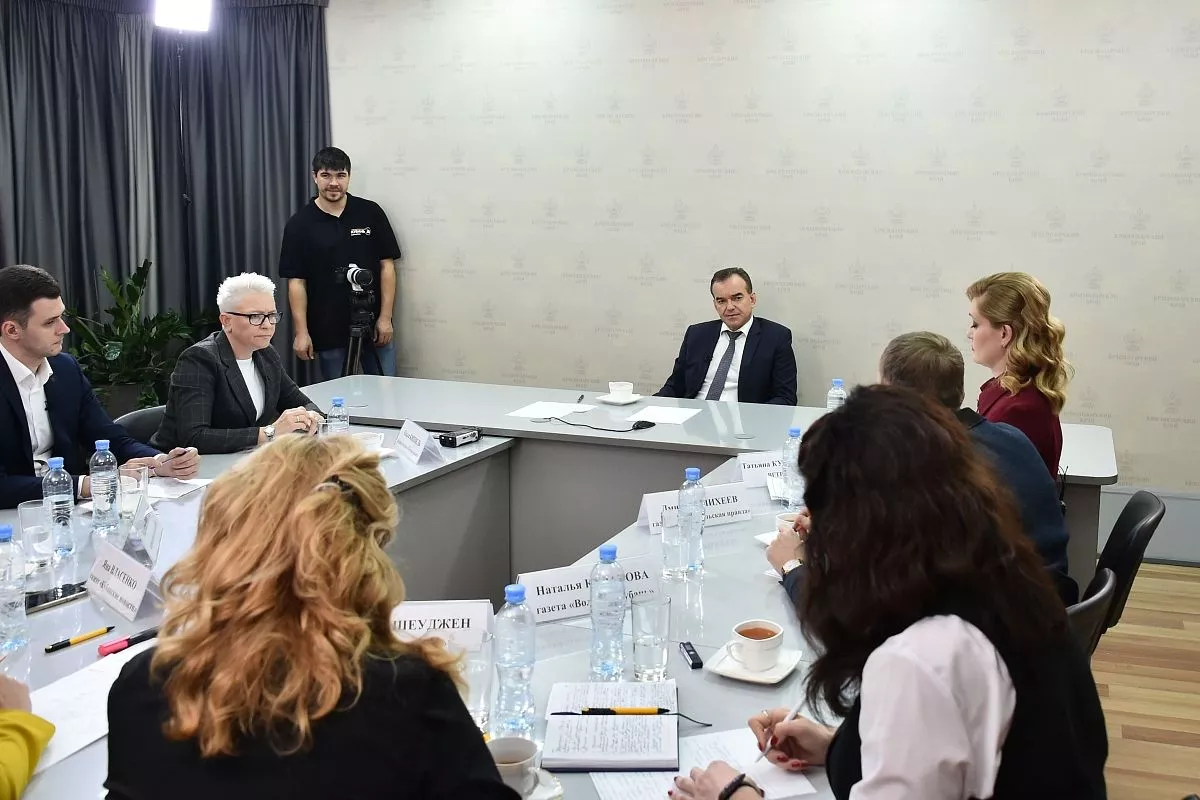 Глава региона отвечал на вопросы в течение двух с половиной часов. Глава региона отвечал на вопросы в течение двух с половиной часов.