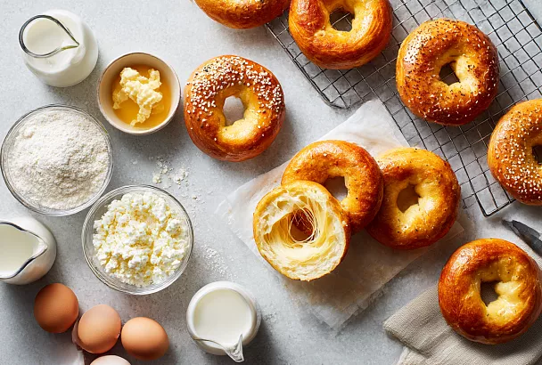 Печём слоистые бублики с сыром и творогом: ароматные, пышные и тянучий сыр внутри