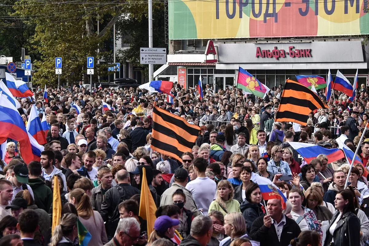 Людей объединило одно желание – высказать слова поддержки и одобрения своим соседям, проживающим в ЛНР, ДНР, Херсонской и Запорожской областях Людей объединило одно желание – высказать слова поддержки и одобрения своим соседям, проживающим в ЛНР, ДНР, Херсонской и Запорожской областях