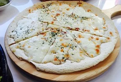 Вместо бутербродов предлагаю сыновьям для перекуса тонкие домашние лепешки на «картофельном» тесте с сырной корочкой: простой рецепт для домашнего уюта