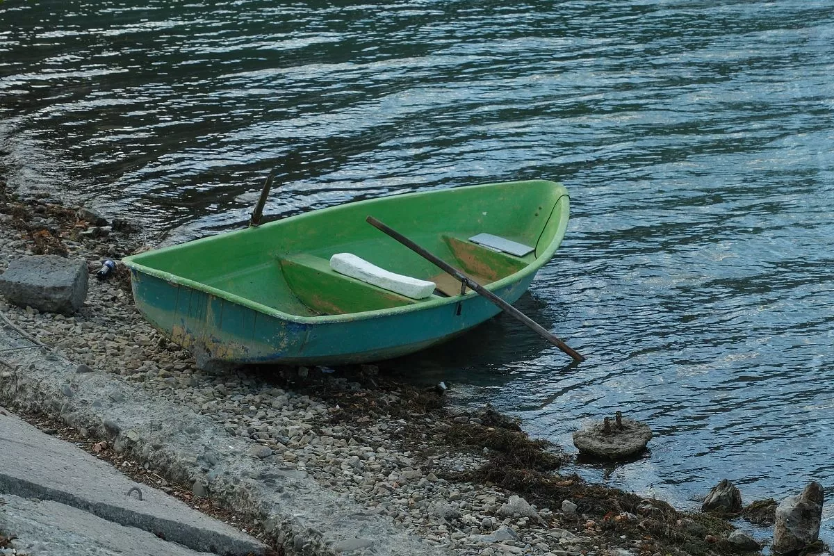 Туристы также любят прогулки на веслах. Кстати, деревянные лодки, которые используются для этого, – настоящие произведения искусства. Каждая из них расписана кубанскими художниками вручную. 