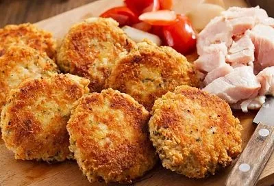 Рубленые куриные котлеты с овощами: нарезаю грудку кубиками - и сочный, яркий ужин за 30 минут