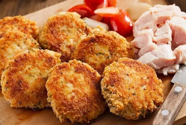 Рубленые куриные котлеты с овощами: нарезаю грудку кубиками - и сочный, яркий ужин за 30 минут