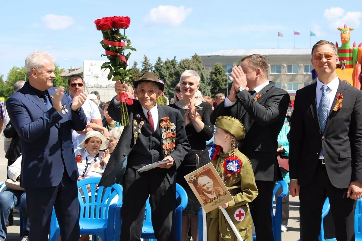 Рядом с медалями за воинскую доблесть на парадном пиджаке ветерана есть и медали за добросовестный труд. 