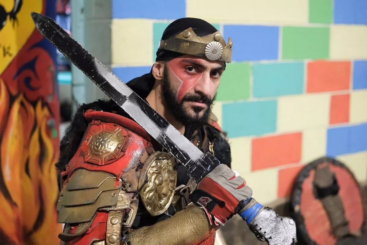 Арам Манукян в спектакле играет отважного воина и эффектно бьется на мечах.