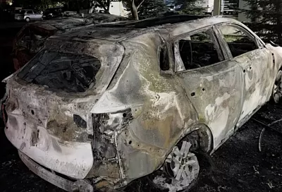 В Краснодаре ночью сгорели два автомобиля во дворе многоэтажки