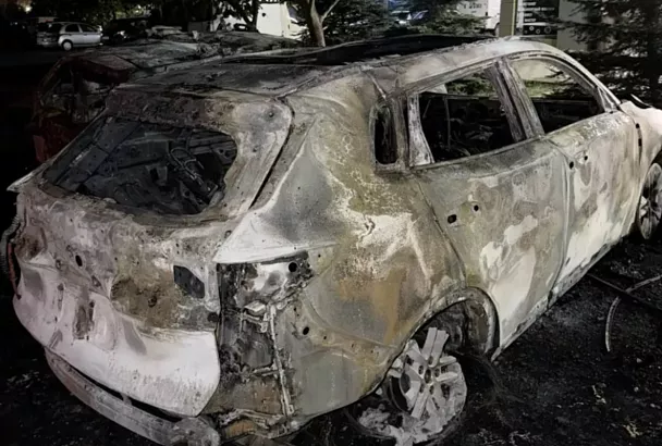 В Краснодаре ночью сгорели два автомобиля во дворе многоэтажки