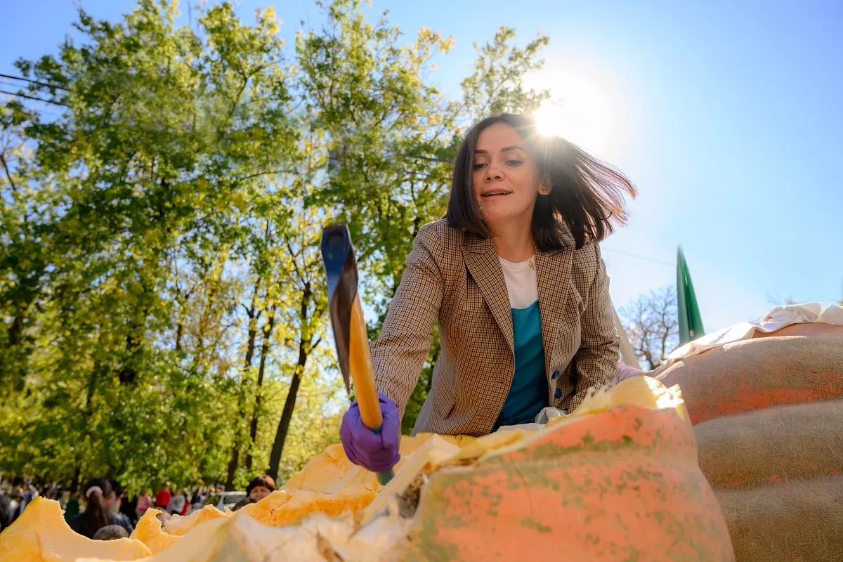 Елена Агафонова сама рубила тыкву и раздавала всем желающим. Елена Агафонова сама рубила тыкву и раздавала всем желающим.