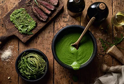 Универсальный соус из рукколы: домашний «песто» на каждый день