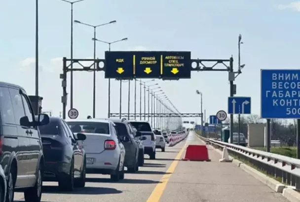 В очереди на Крымский мост со стороны Керчи и Тамани находятся 810 автомобилей
