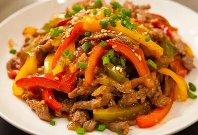 Шипящий стир‑фрай с говядиной и перцем: китайская сковорода за 15 минут вместо тяжёлого ужина