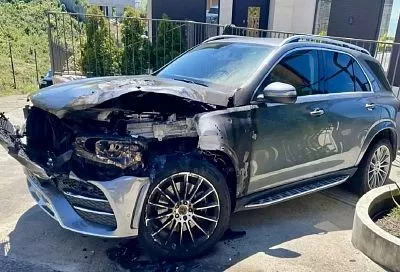 Житель Сочи поджег Mercedes-Benz соседа из-за отказа перевести деньги на благотворительность