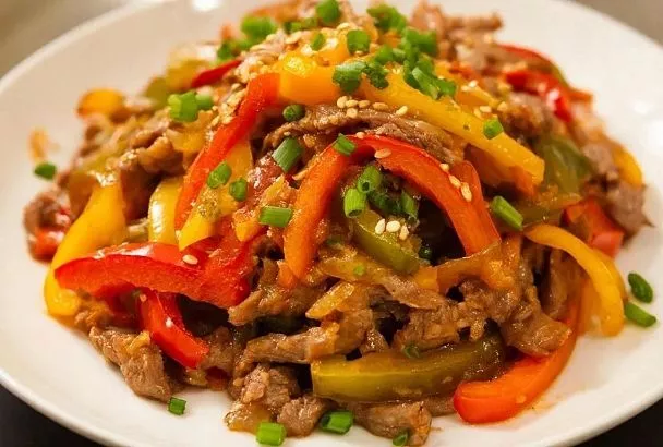 Шипящий стир‑фрай с говядиной и перцем: китайская сковорода за 15 минут вместо тяжёлого ужина