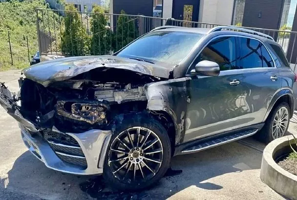 Житель Сочи поджег Mercedes-Benz соседа из-за отказа перевести деньги на благотворительность