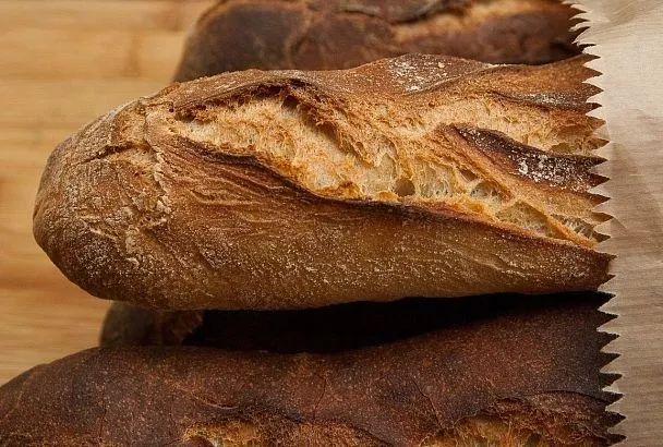 Французский багет пеку в обычной духовке и получается всегда безупречно: рецепт, для которого не нужны дорогие продукты