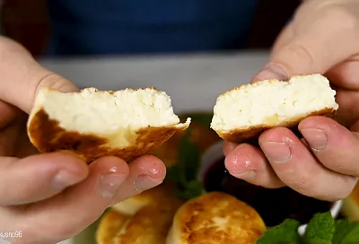 Пышные сырники из самого дешевого творога за 20 минут: 3 секрета идеального бюджетного завтрака