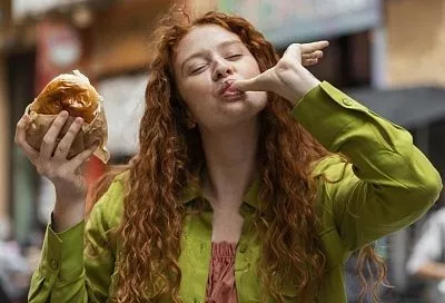 Доктор объяснил, почему мы “заедаем” стресс фастфудом