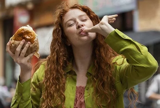 Доктор объяснил, почему мы “заедаем” стресс фастфудом