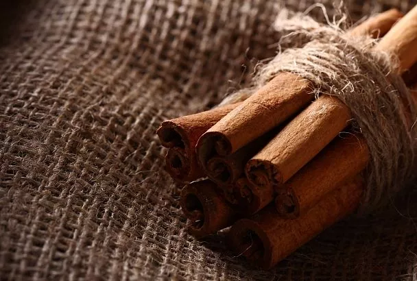 Из кухни в огород: как корица может спасти его от болезни