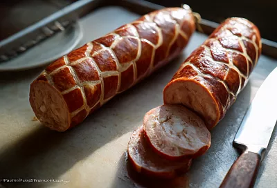 Домашняя куриная колбаса: два способа приготовления — в воде и в духовке