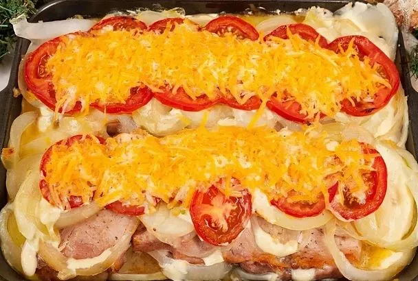 Свинина под новогодней "шубой" - горячая версия любимого салата: сочное мясо в духовке к празднику